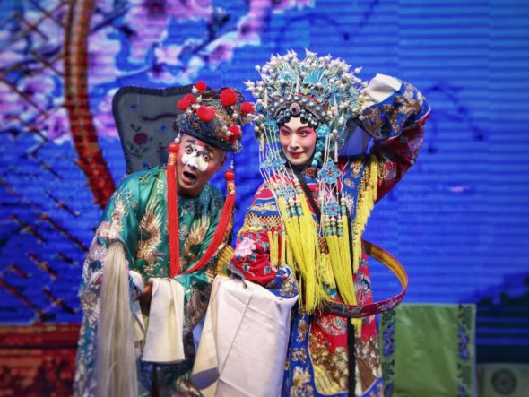 國(guó)韻京聲奏響黃河之濱，唱念做打彰顯國(guó)粹華章