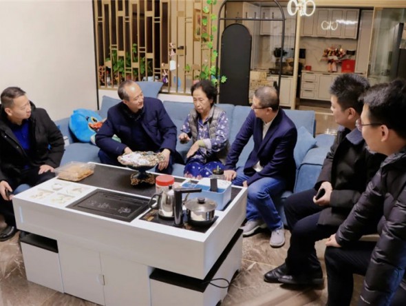 歲寒時節(jié)送暖意 殷殷關懷顯真情——甘肅演藝集團黨委副書記、總經(jīng)理劉小承同志一行赴歌舞劇院開展春節(jié)前走訪慰問活動