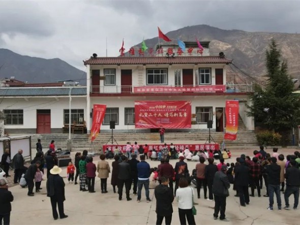 “三抓三促”行動(dòng)進(jìn)行時(shí)——甘肅演藝集團(tuán)敦煌藝術(shù)團(tuán)在隴南地區(qū)開(kāi)展“我們的中國(guó)夢(mèng)”系列演出活動(dòng)